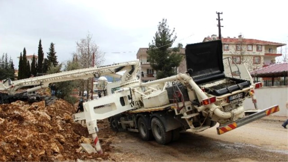 Beton Pompasının Altında Kalan İnşaat İşçisi Hayatını Kaybetti