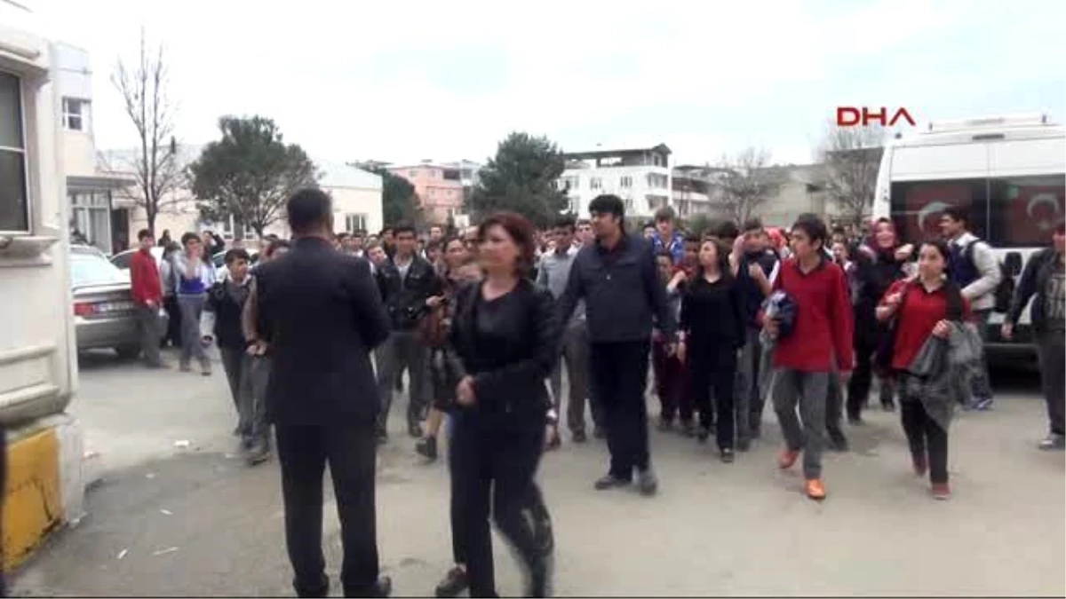 Bursa\'da Lise Öğrencisinin 2 Müdür Yardımcısını Bıçakladığı Okulda Uyuşturucu Protestosu