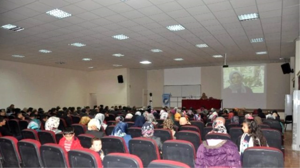 Cemaatten Kamusal Alana Müslüman Kadın Konulu Konferans Verildi