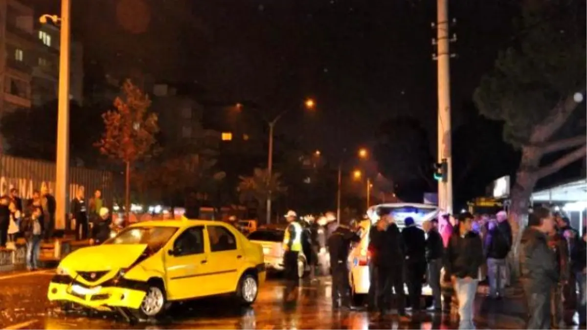 Ehliyetsiz Alkollü Taksi Sürücüsü Otomobile Çarptı: 2 Yaralı