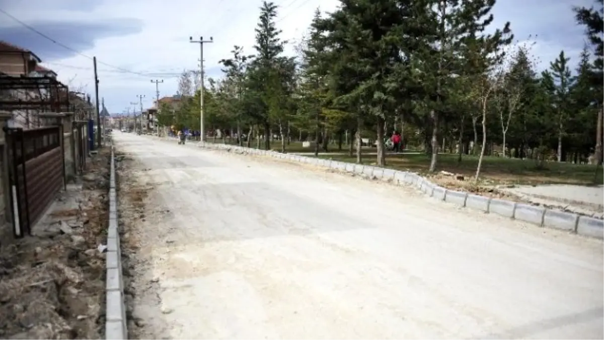 Karaman\'da Yol ve Kaldırım Çalışmaları Beyazkent\'te Sürüyor