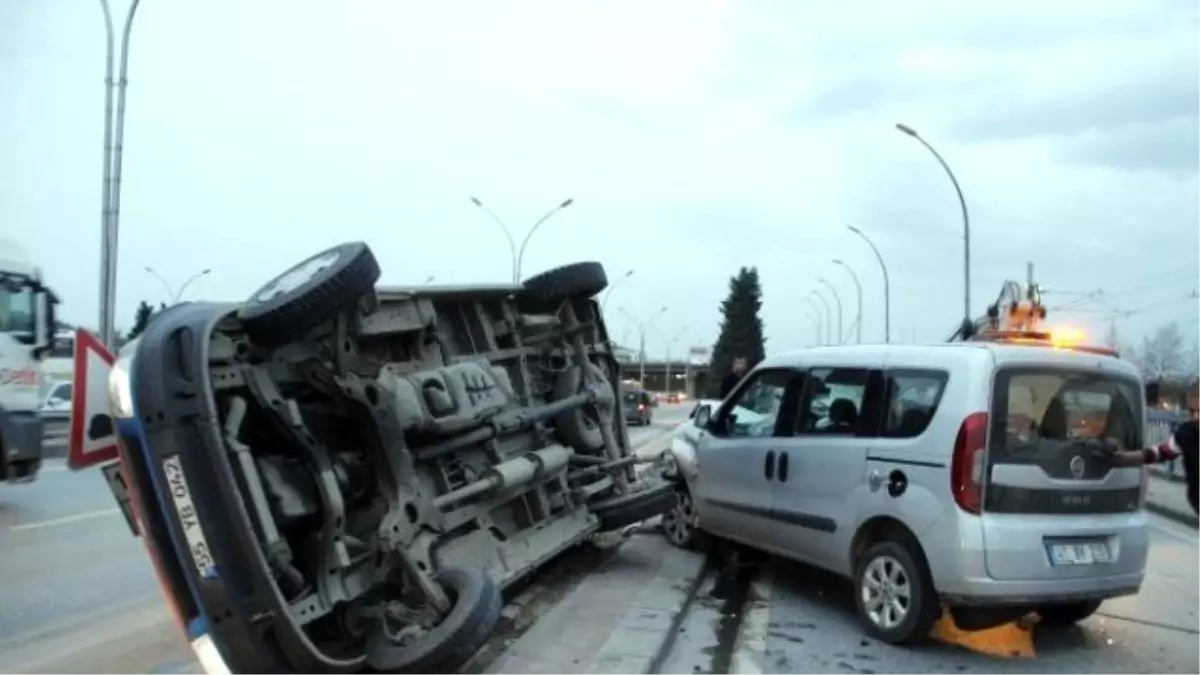 Kocaeli\'de Trafik Kazası: 2 Yaralı