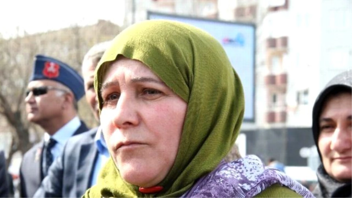 Kürt ve Türk Anneler Diyarbakır\'da Buluştu