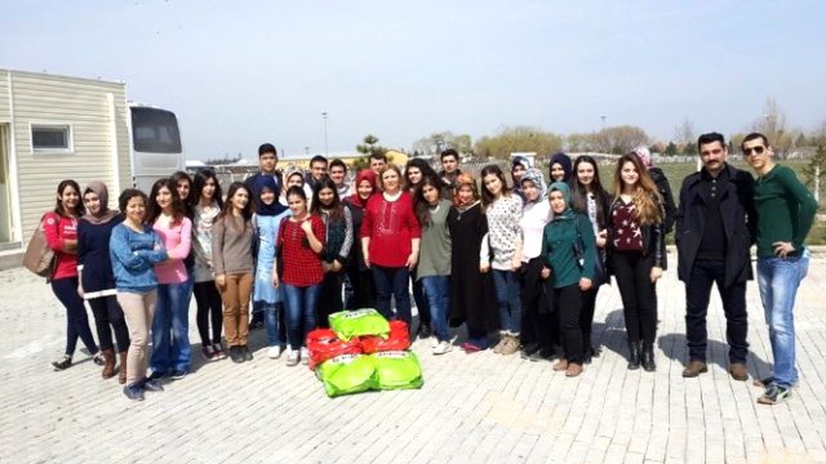Öğrenciler Hayvan Barınağındaki Köpekleri Besledi