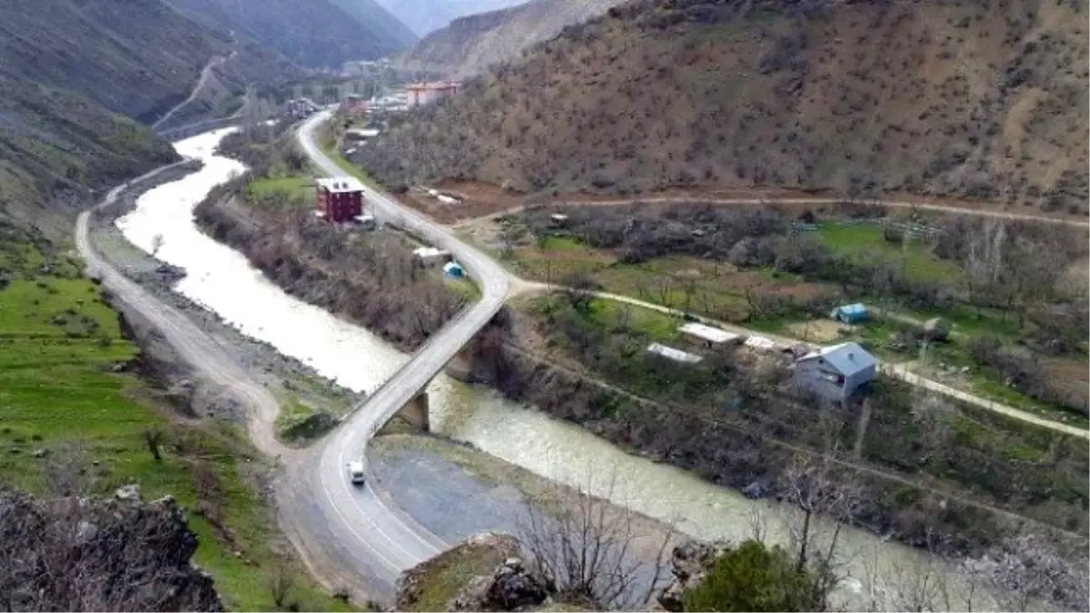 Tahrip Olan Köprü Tehlike Saçıyor