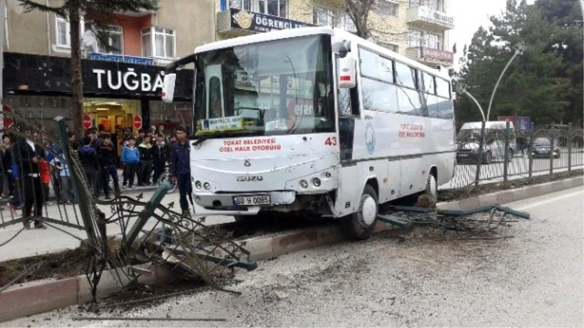 Ucuz Atlatılan Midibüs Kazası Güvenlik Kamerasına Yansıdı