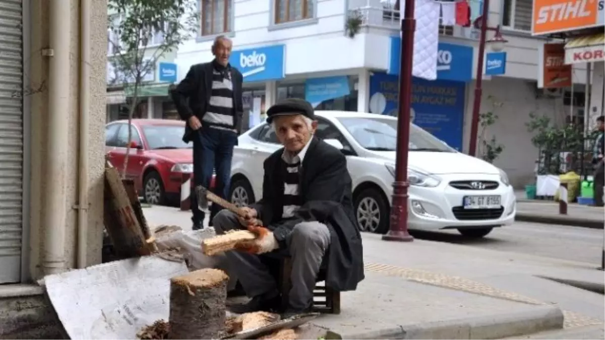 52 Senedir Çıra Satarak Geçiniyor