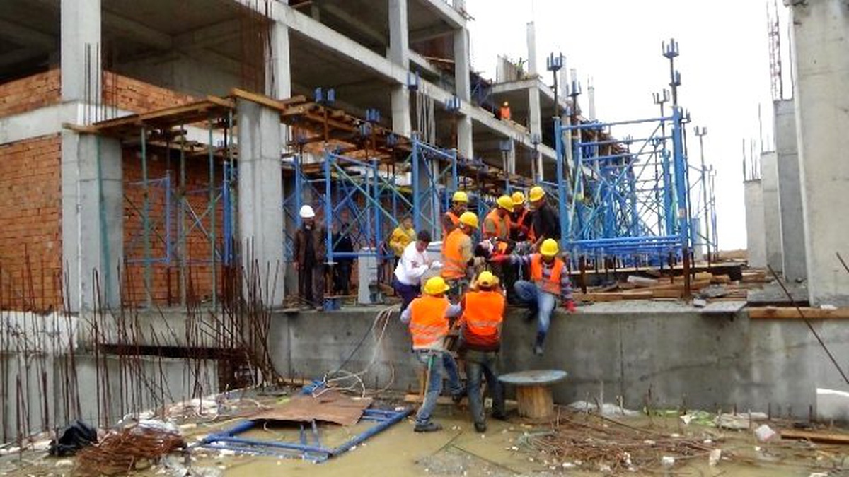Adliye İnşaatında Çalışan İşçi Üçüncü Kattan Düşerek Yaralandı