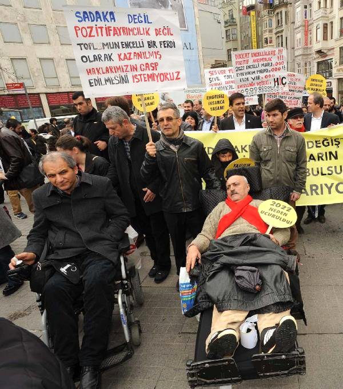 Beyoğlu\'nda Engellilerden Oturma Eylemi