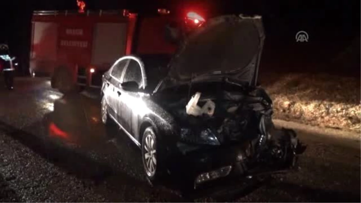 Çarpışan İki Otomobilden Biri Şarampole Devrildi: 2 Yaralı