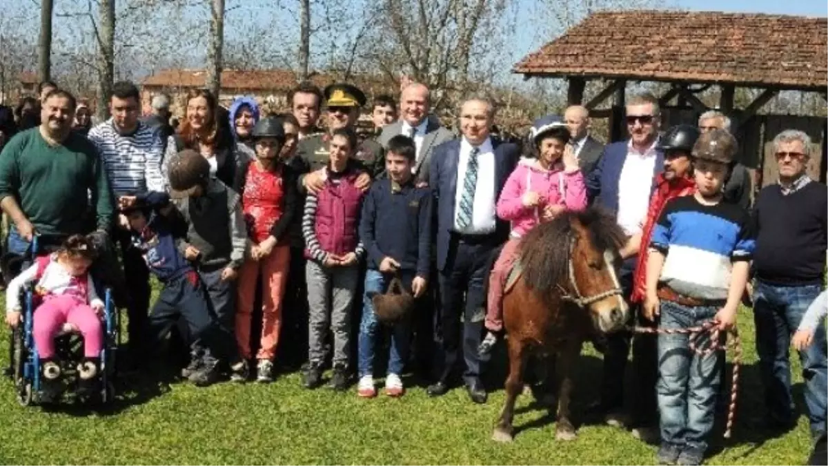 Düzceli Engelli Çocuklar At Biniyor