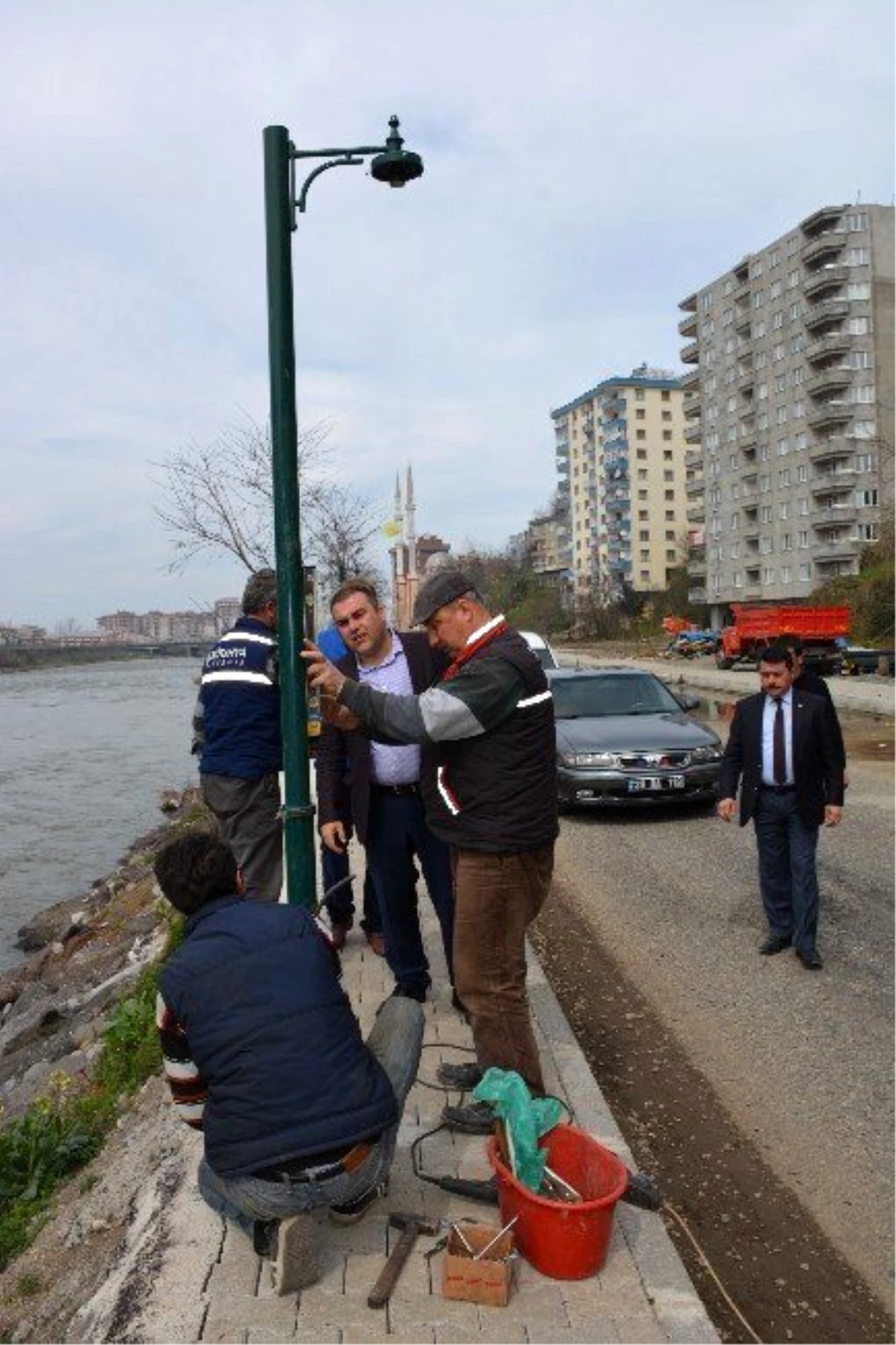 Görele Belediyesi Sabri Öner Caddesi\'nde Işıklandırma Çalışmalarına Başladı