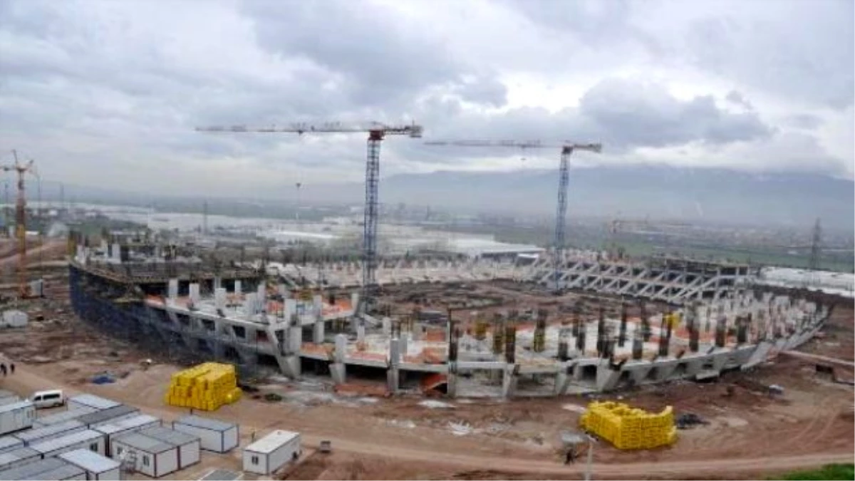 Kocaeli\'de Yeni Stad İnşaatındaki İşçiler İş Bıraktı