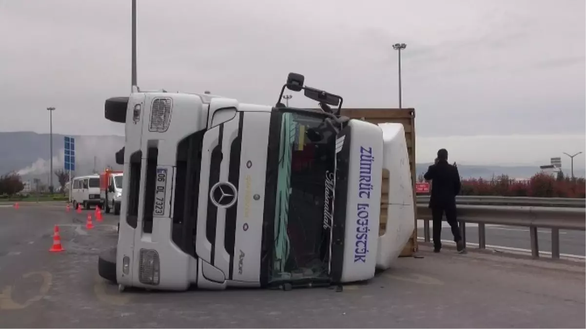 Körfez Tem Gişelerinde Tır Devrildi