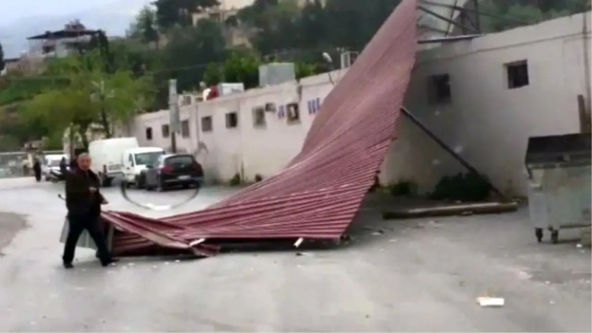 Şiddetli Rüzgar Sebze Halinin Çatısını Uçurdu