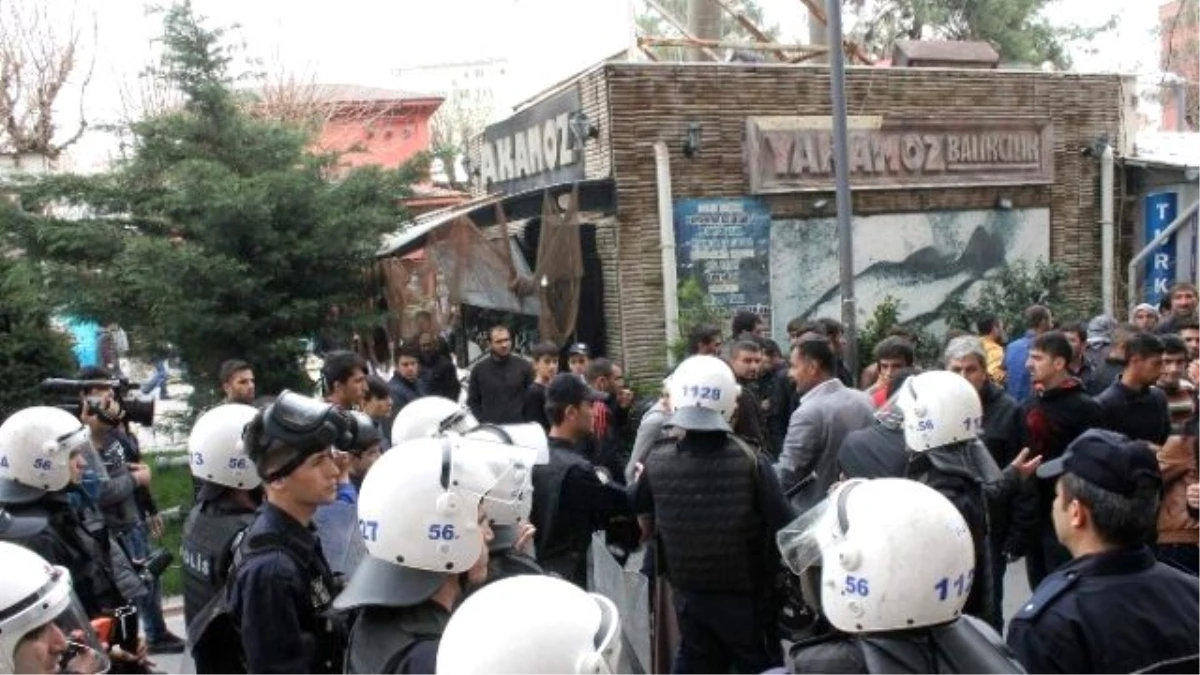 Siirt\'te Göstericiler ile Polis Arasında Arbede Çıktı: 7 Polis Yaralı