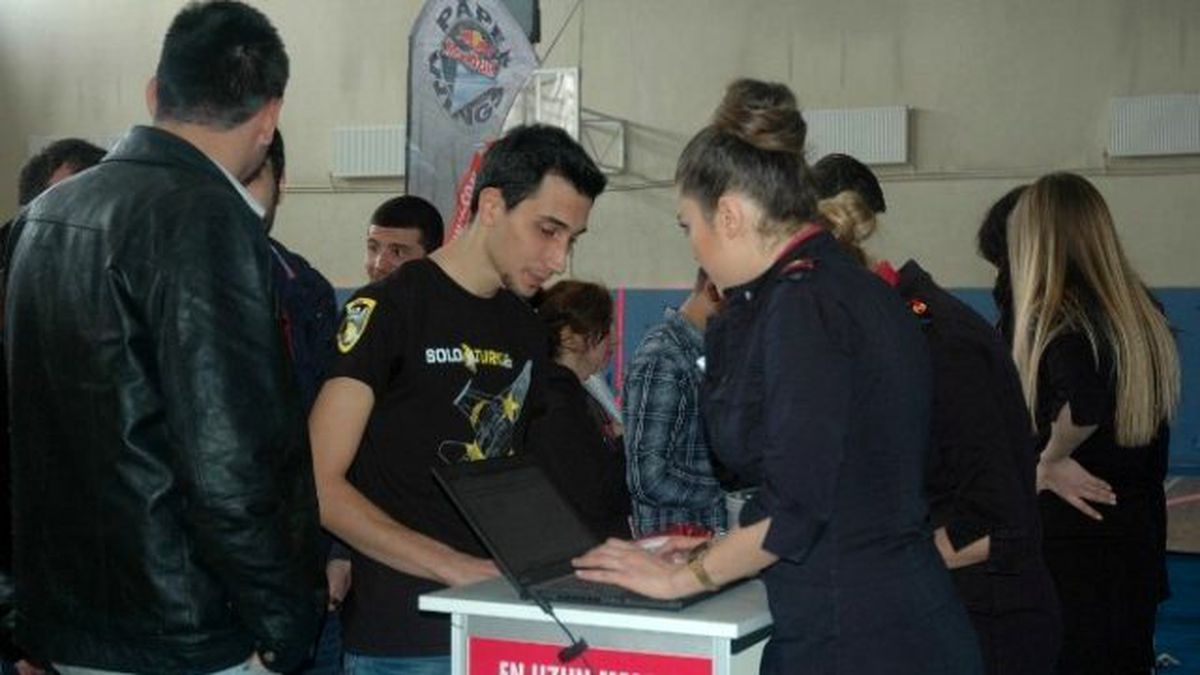 Üniversite Öğrencileri Kağıt Uçaklara Pilotluk Yaptı