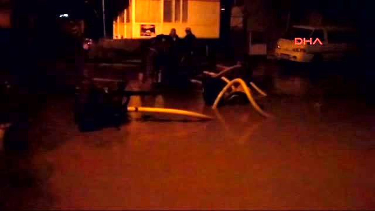 Uşak\'ta Dere Taştı, Köy Sular Altında Kaldı