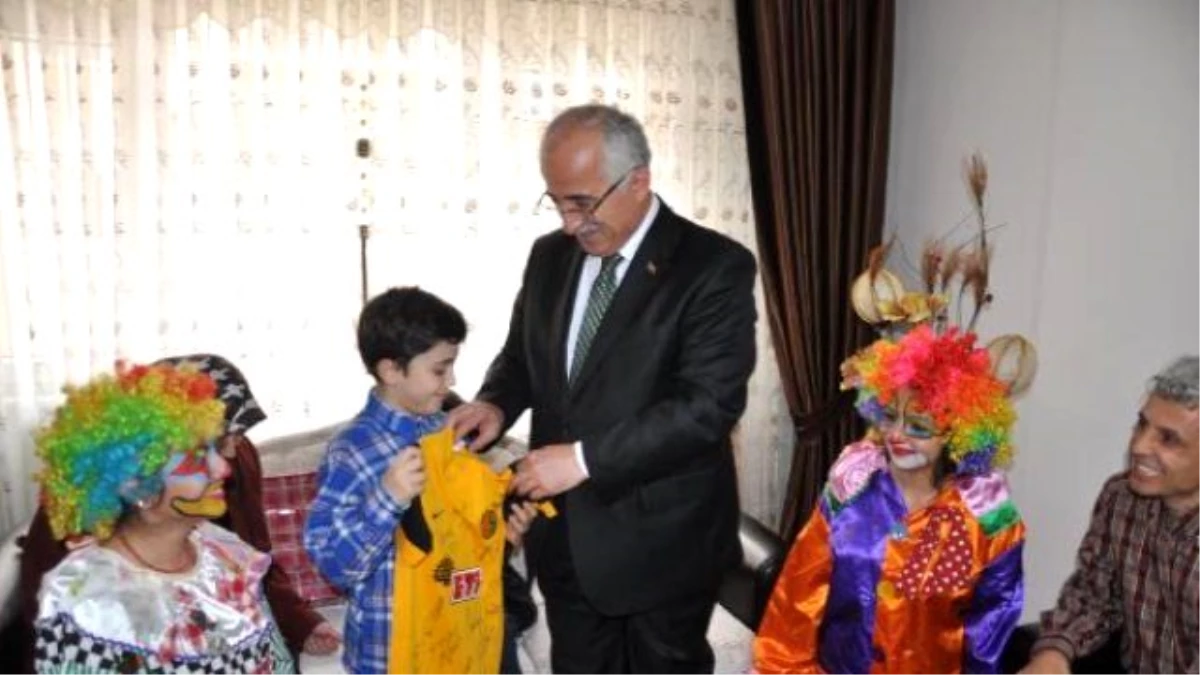 Vali Tuna\'dan 8 Yaşındaki Emir\'e İmzalı Eskişehirspor Forması