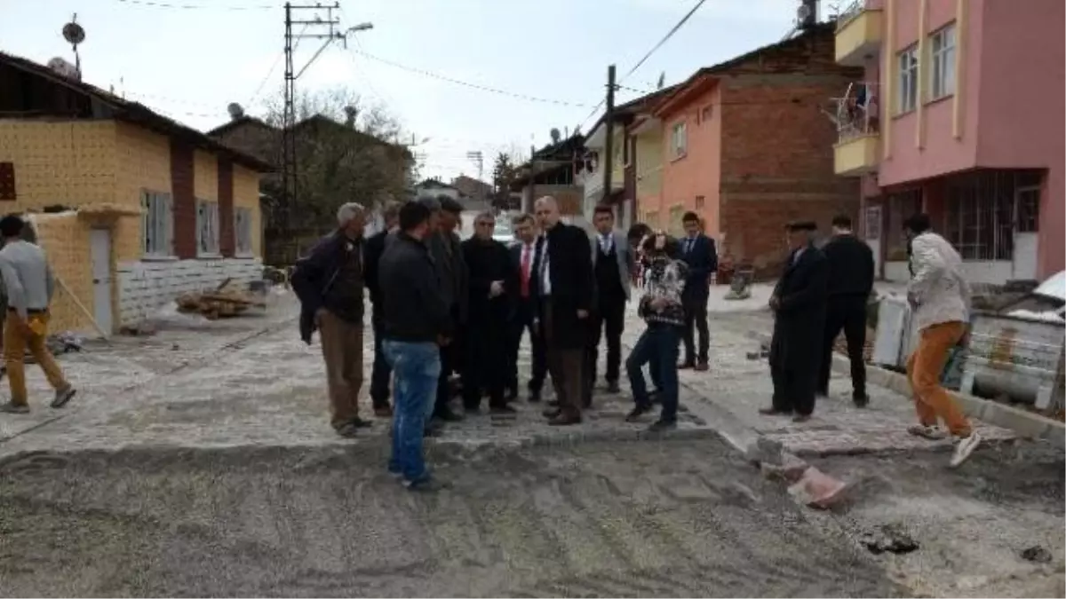 Yeşilyurt Belediyesi Caddelere ve Sokaklara Kilit Taşı Döşüyor