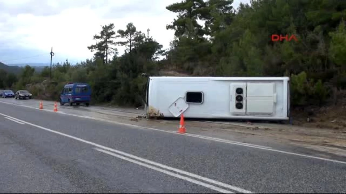 Antalya\'da Tur Midibüsü Devrildi 1 Ölü, 19 Yaralı