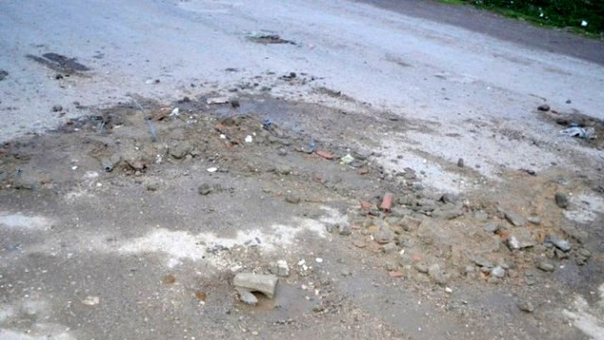 Bozuk Yol Yapılmayınca Çukurları Kendi İmkanlarıyla Kapattılar