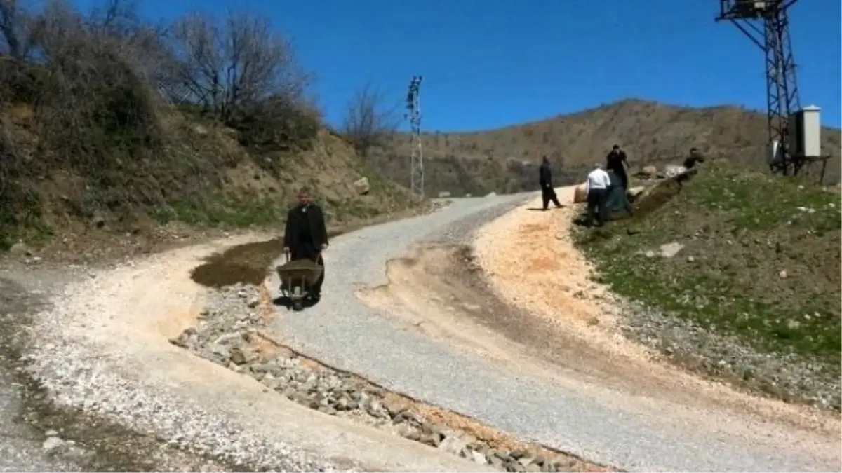 Bozulan Yolu Köylüler Onarıyor