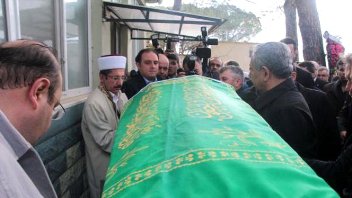 Bülent Arınç, Yakınının Cenazesi İçin Manisa\'ya Geldi (2)