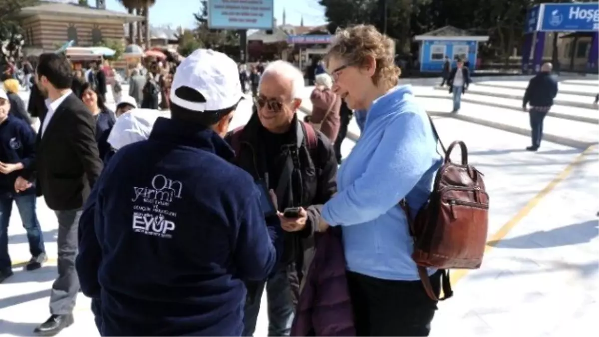 Eyüplü Öğrenciler, Turistlere Rehberlik Yapıyor