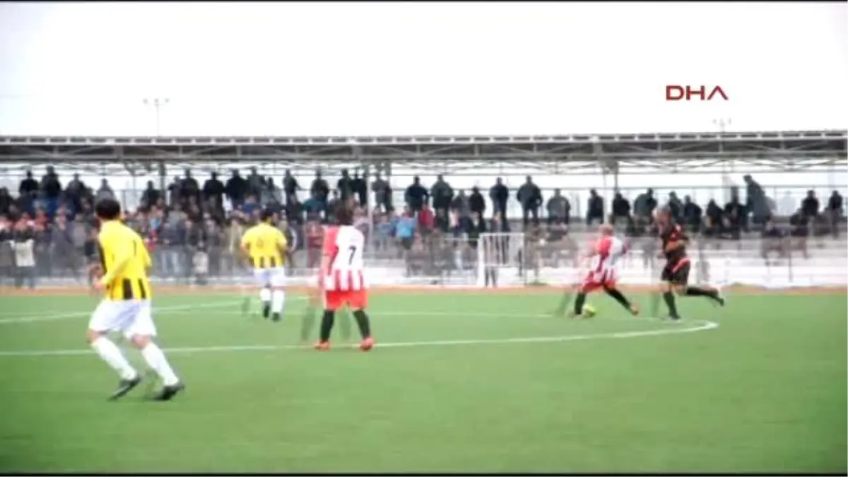 Gaziantep Sakatlanan Futbolcu Sahaya Giren Araçla Hastaneye Götürüldü