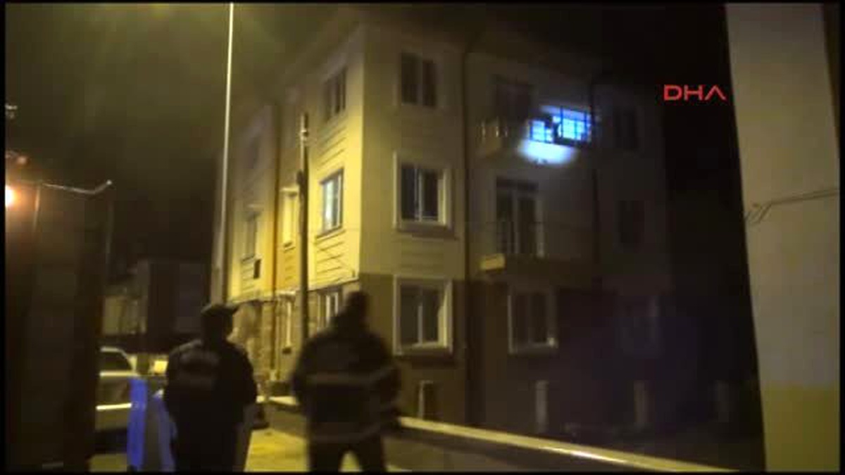 Kütahya Balkondaki Köpeğe İtfaiyeciler Su ve Yiyecek Verdi