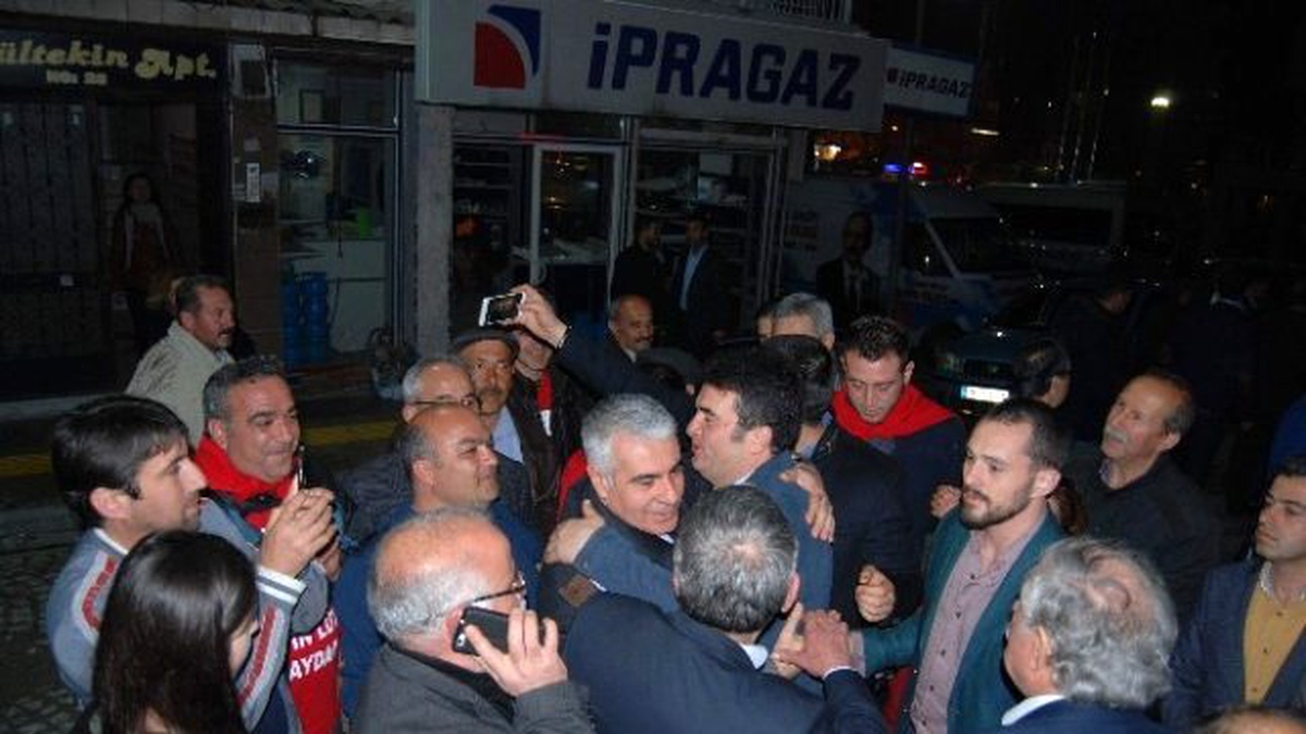 Ön Seçimin Galipleri Meydan Gösterisi Yaptı