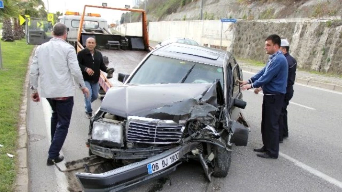 Otomobil Palmiye Ağacına Çarptı: 3 Yaralı