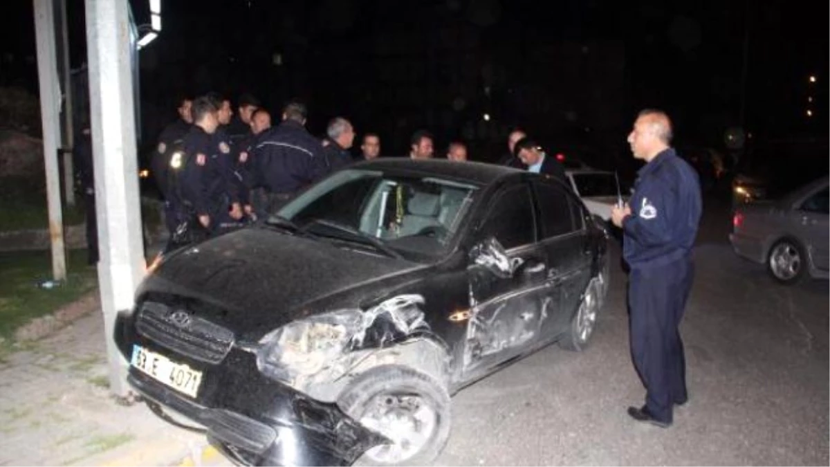 Polis Midibüsüne Çarpan Otomobilin Sürücüsü Yaralandı
