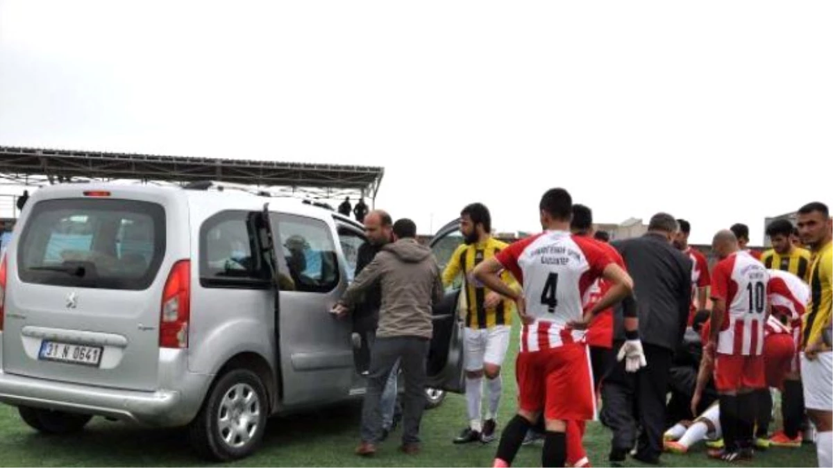 Sakatlanan Futbolcu Sahaya Giren Araçla Hastaneye Götürüldü