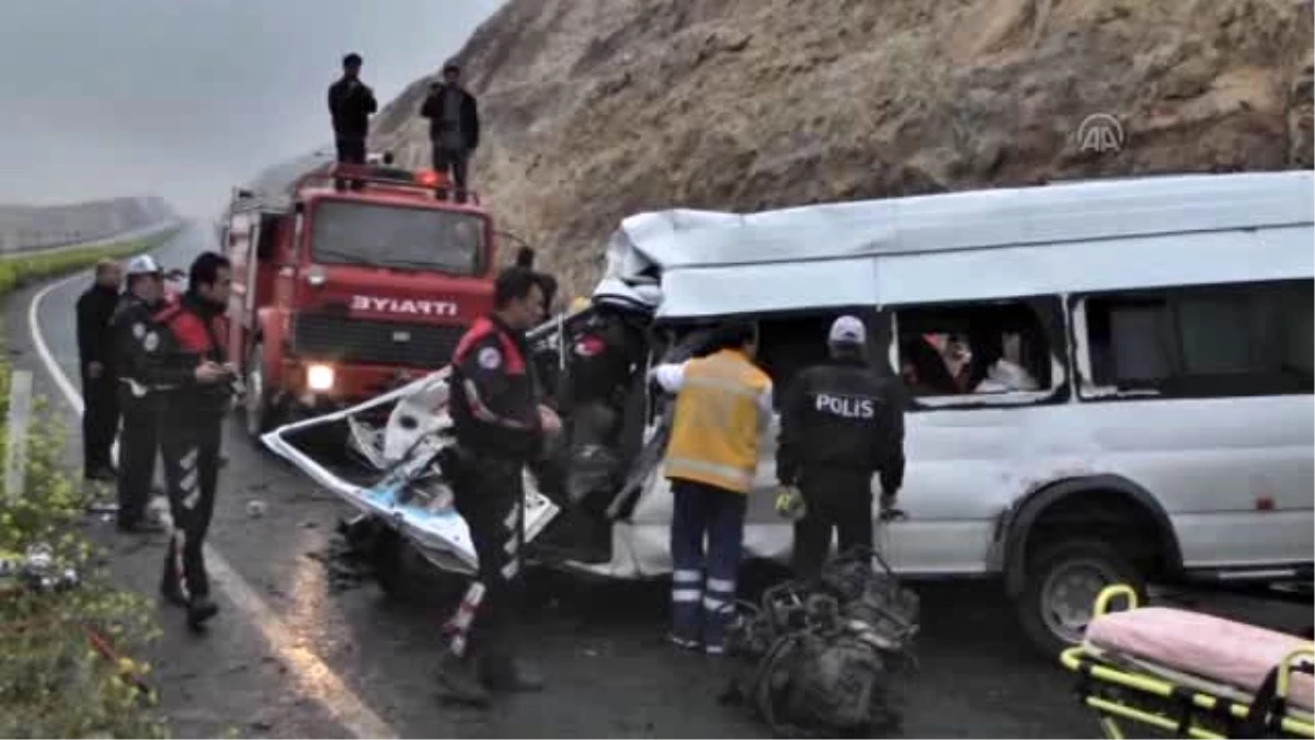 Şanlıurfa\'da Trafik Kazası: 12 Ölü, 7 Yaralı (2)