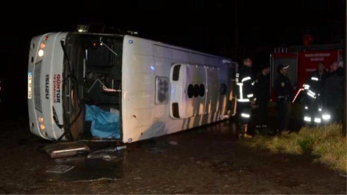 Turgutlu\'da Servis Midibüsü Devrildi: 1 Ölü, 11 Yaralı
