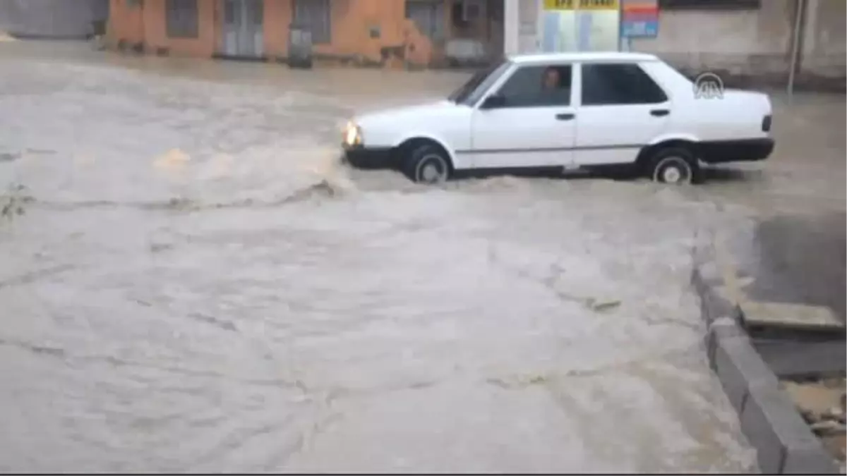 Yağış Nedeniyle Acil Servisi Su Bastı