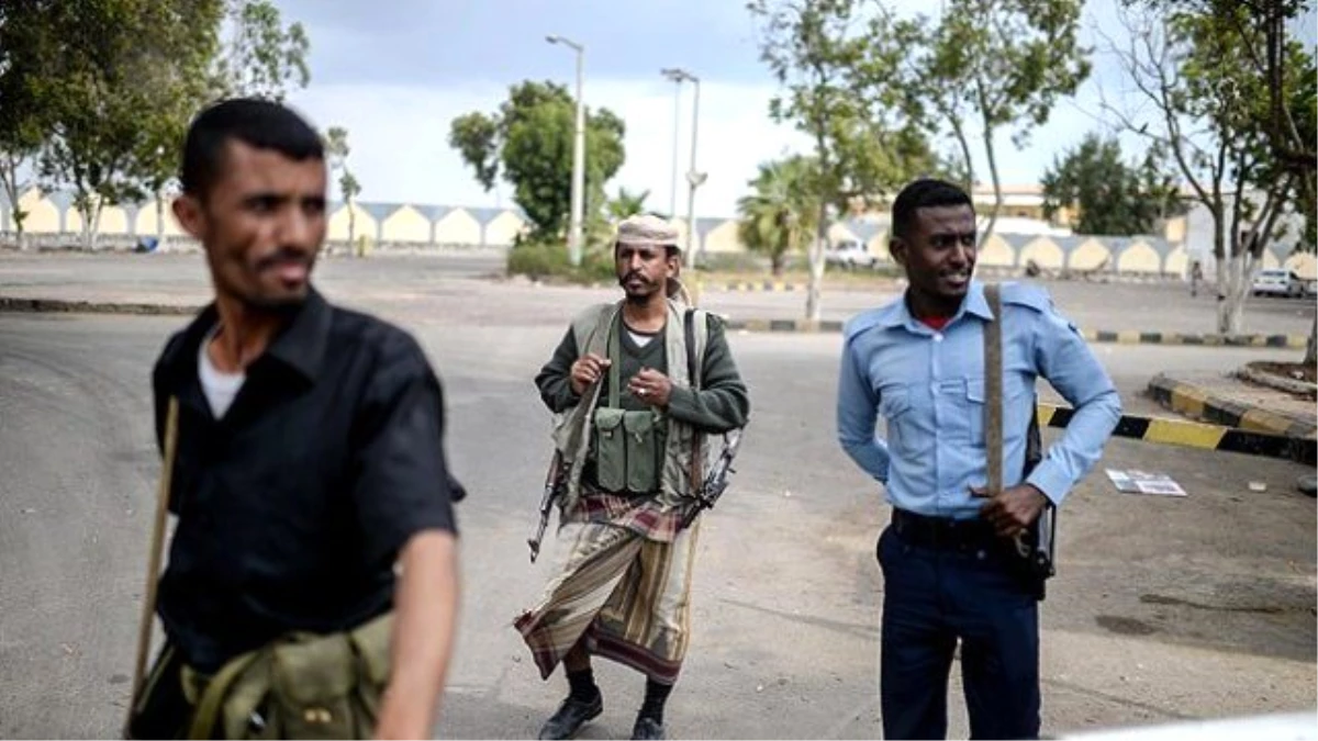 Yemen\'de Cumhurbaşkanı Yanlıları Havalimanını Kontrol Altına Aldı