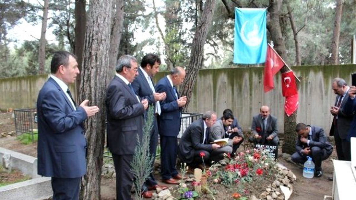 Başkan Şahiner, Fırat Çakıroğlu Mezarı\'nı Ziyaret Etti