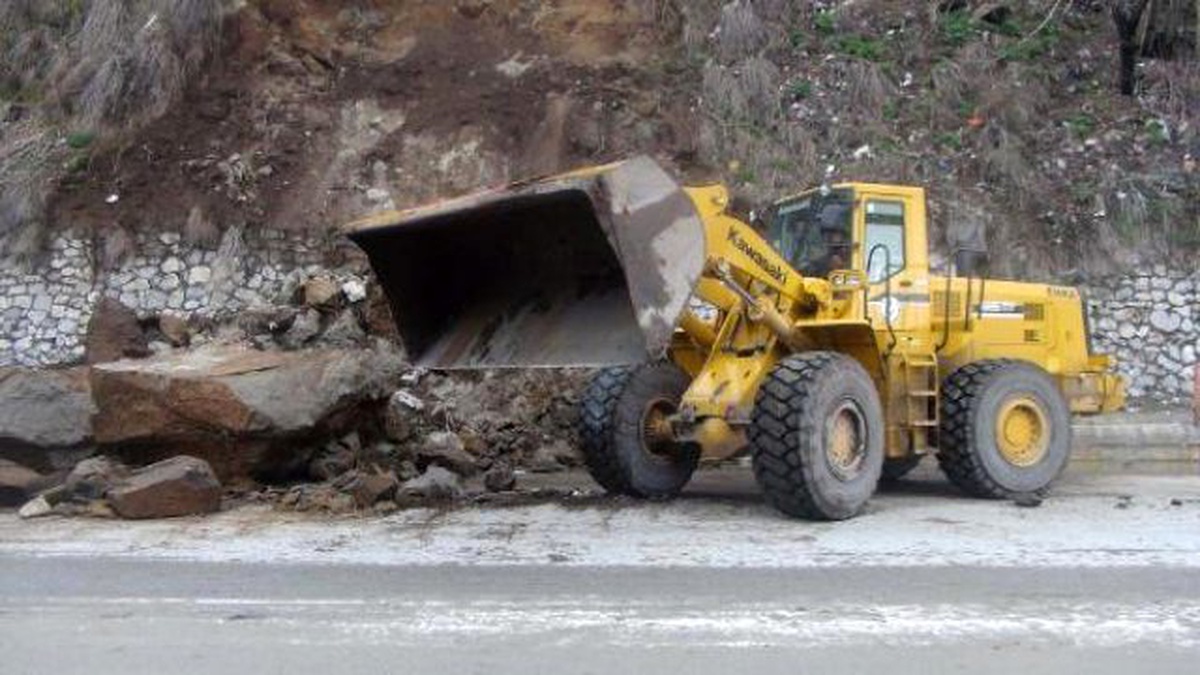 Bitlis\'te Tonlarca Kaya Parçası Yola İndi