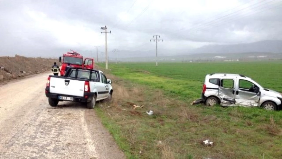 Sandıklı\'da Çukurdan Kaçarken Kaza Yaptılar: 5 Yaralı