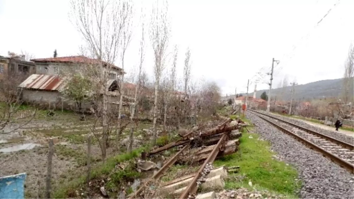 Devlet Demir Yollarının Rayları Kanalları Tıkıyor