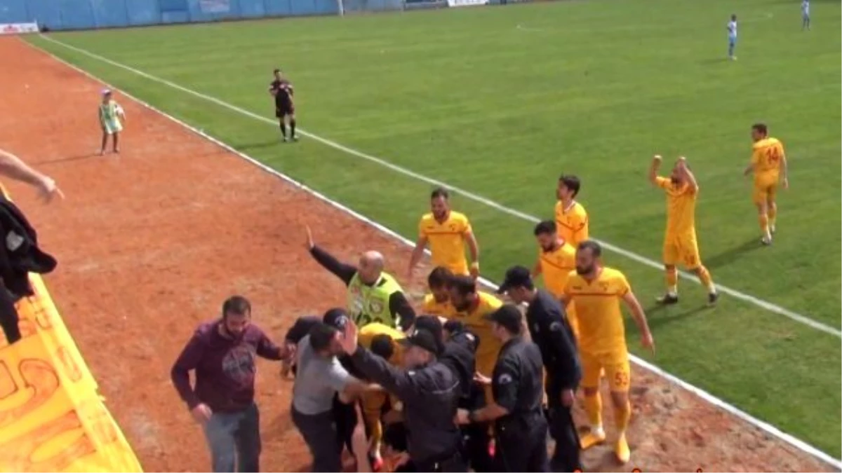 Kahraman Futbolcu, Taraftarın Hayatını Kurtardı