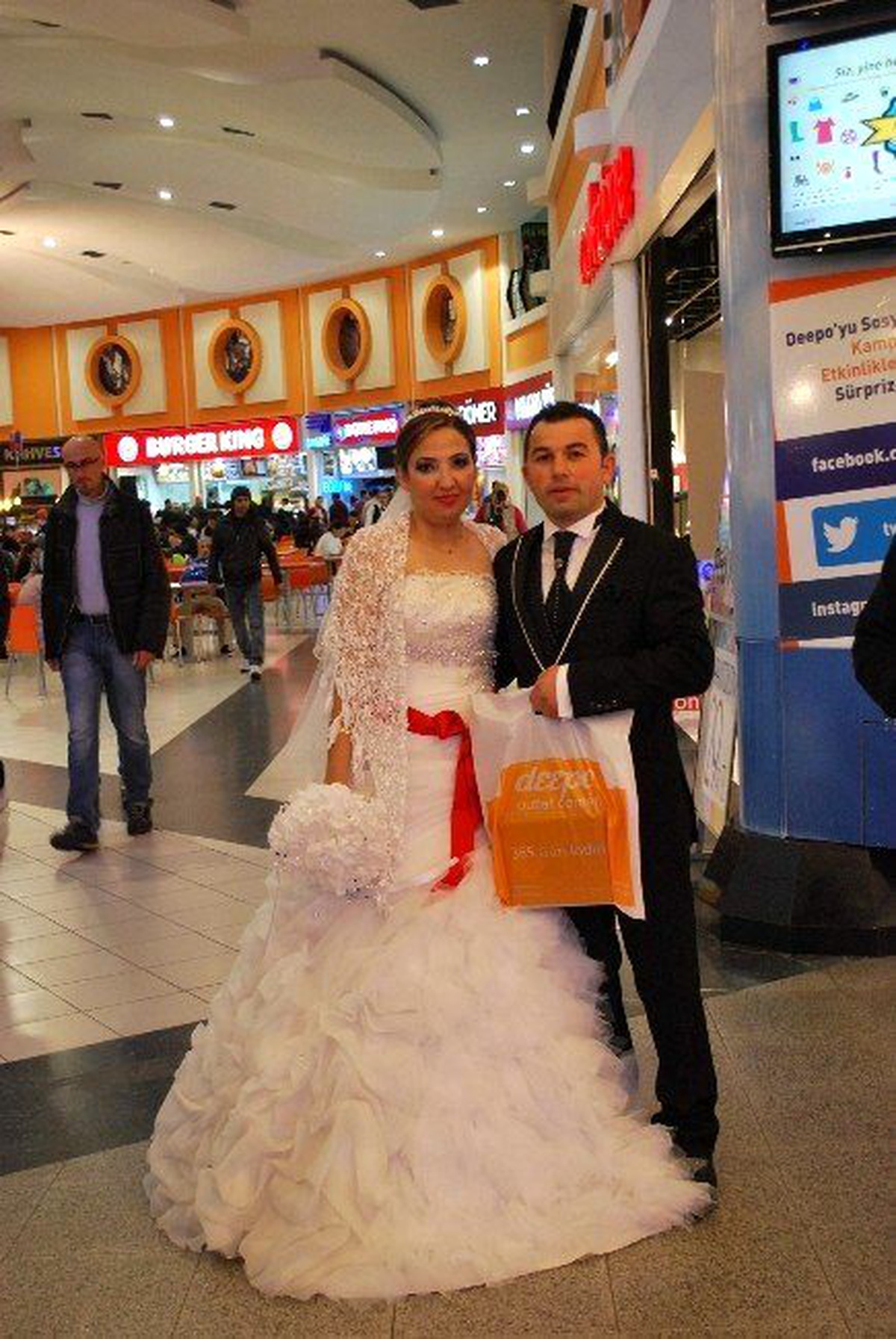 Gelin ve Damat Evliliklerinin İlk Saatinde Deepo\'da Alışveriş Yaptı
