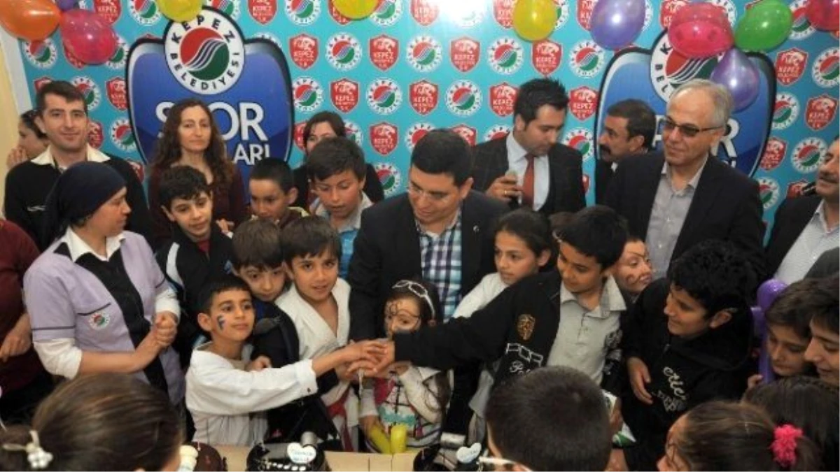 Kepez\'de 215 Öğrenciye Yaş Günü Kutlaması