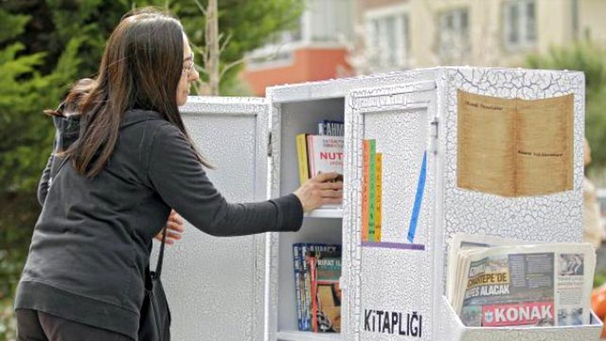 Konak\'ta Parklara Kitaplık