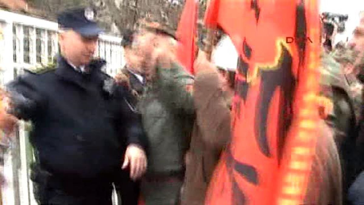 Kosova\'da Gaziler, Başbakanlık Bahçesinde Oturma Eylemi Yaptı