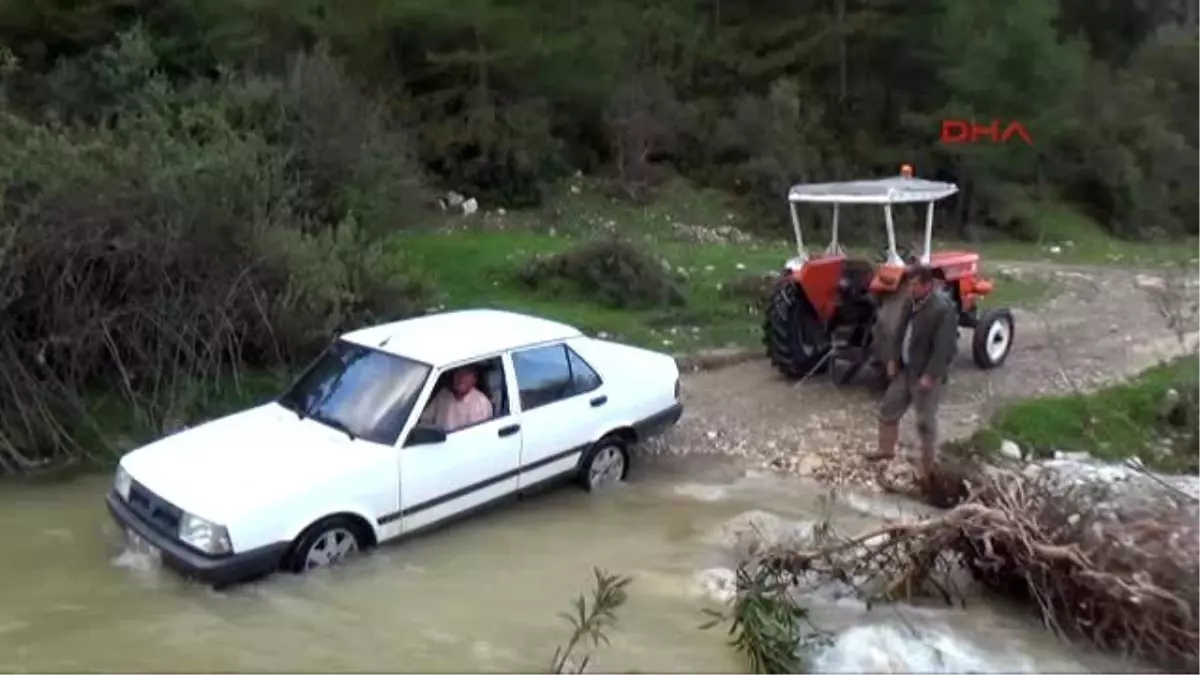 Kumluca Yağmurla Taşan Dere Mahalleliye Geçit Vermiyor