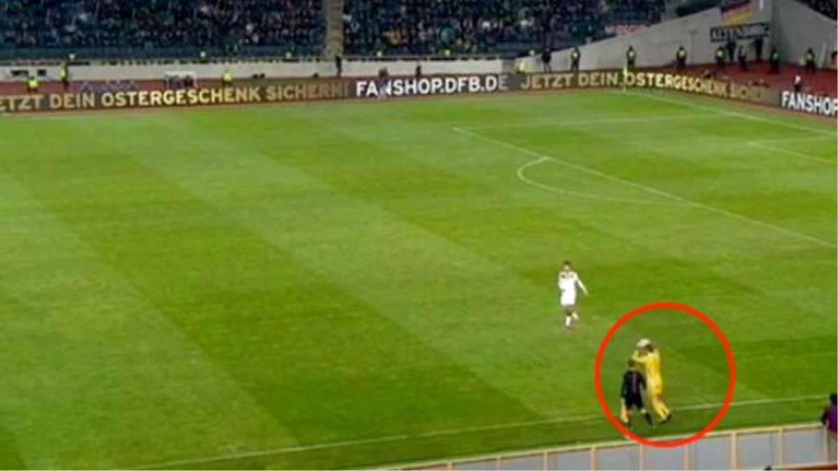Neuer, Taç Atışı Kullandı